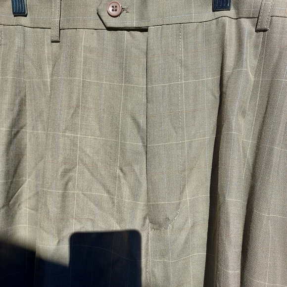 VINCI Italiana Collezione Men's Gray W/ white Pin Striped Squares, Pleated Pants - Picture 7 of 12